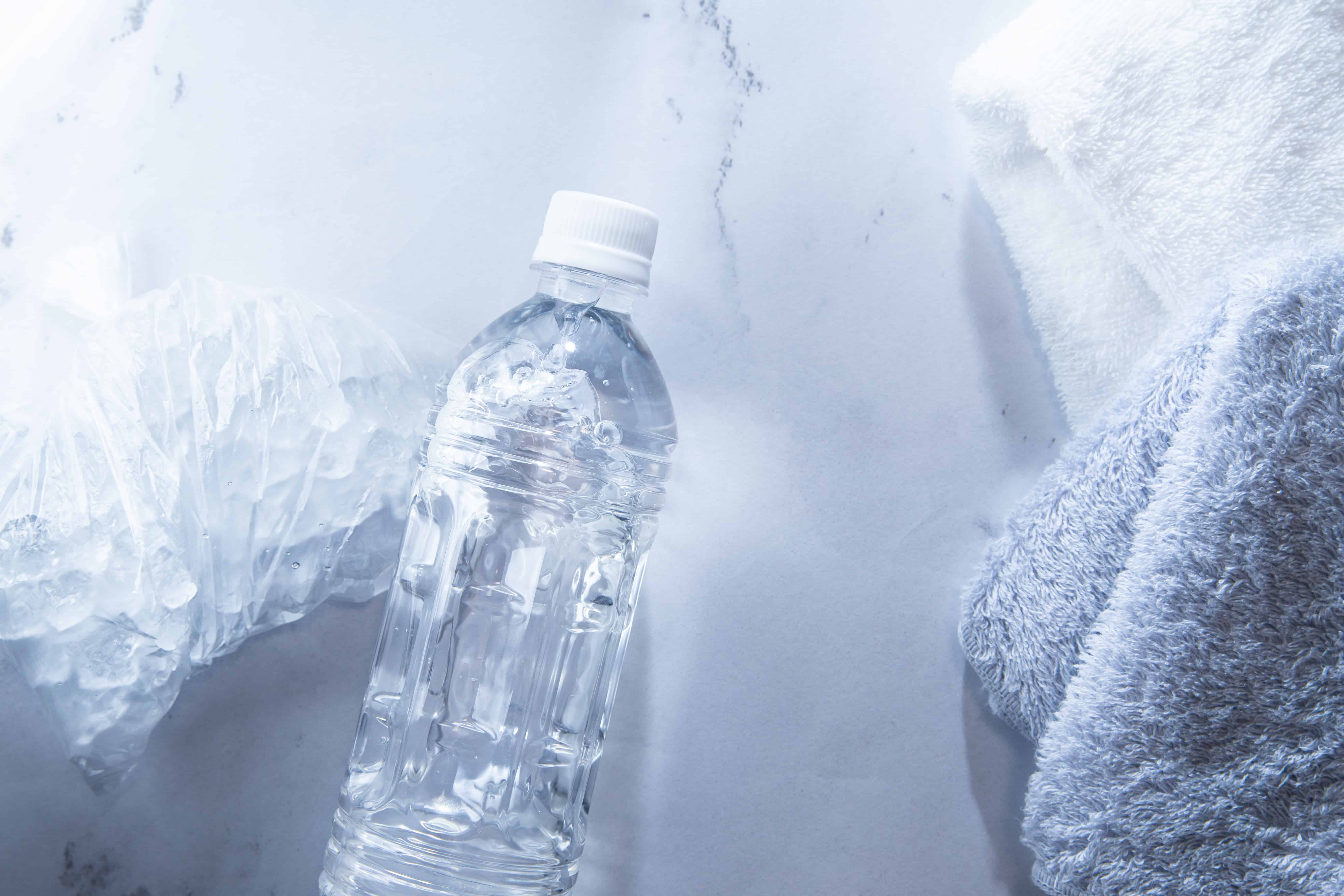 First aid for heatstroke: a person resting in a cool place with a wet towel.